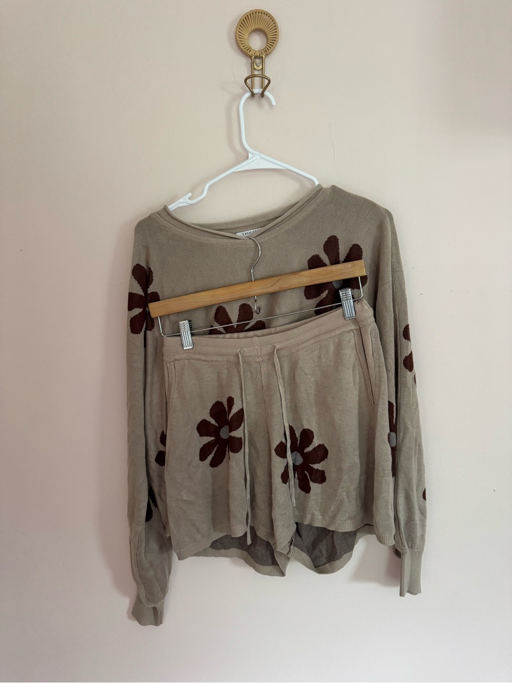 Beige Floral Knit Top and Shorts Set - Casual Cozy Two-Piece - Picture 3 of 4